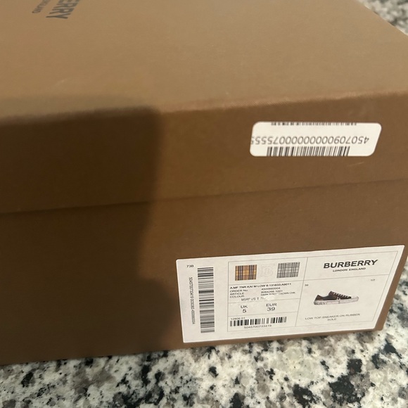 Burberry
Kai Check Low-Top Sneakers (39/9) - Picture 8 of 13